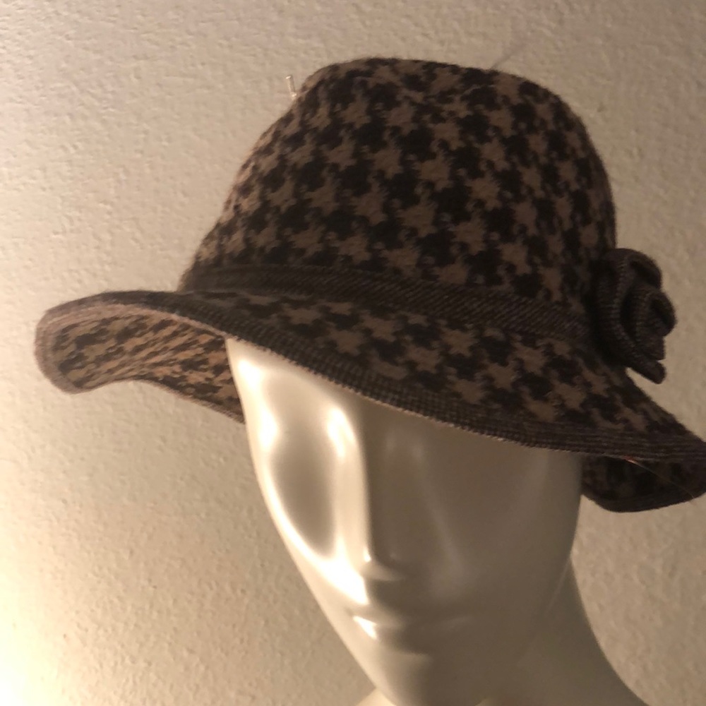 Brown cream houndstooth bucket hat